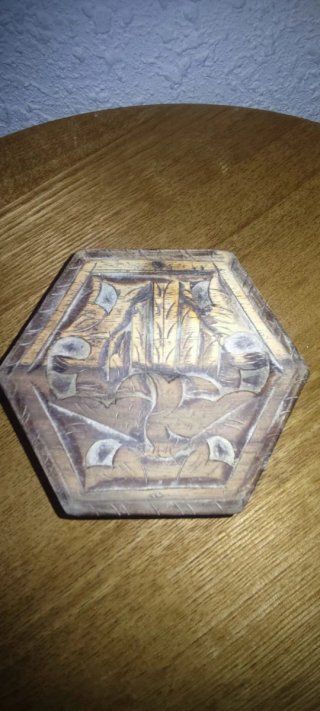 Caja de madera tallada a mano