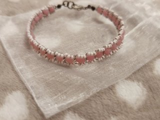 Bracciale con perline rosa e bianche