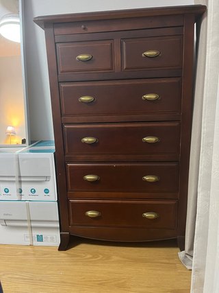 Cómoda de madera clásica