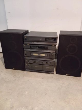 Cadena de música Sansui con altavoces