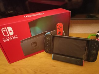 Nintendo Switch V2 + 3 Giochi e Accessori