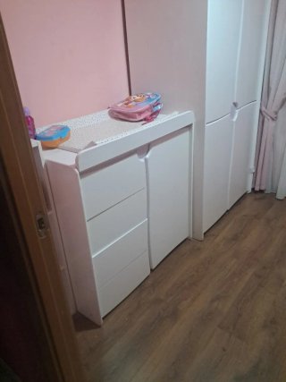 Habitación infantil con maxicuna y cómoda