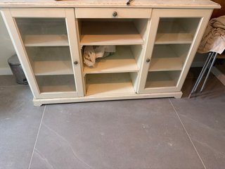 Mueble Blanco con Vitrinas