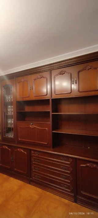 Librería antigua de madera