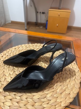 Zapatos de tacón destalonados efecto acharolado