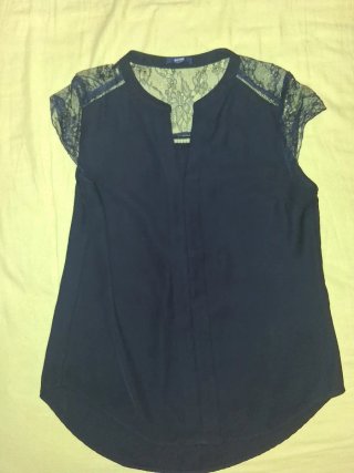 Blusa negra con detalles de encaje