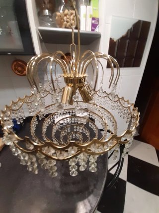 Lámpara de techo con cristales y estructura oro.