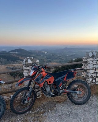 Moto Enduro KTM Naranja y Negra