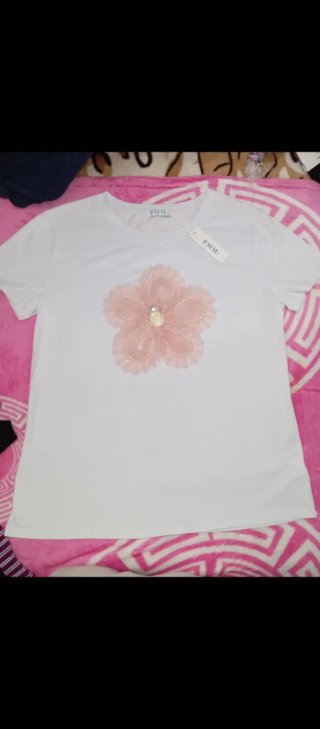 Camiseta Blanca FMM con Detalle Floral
