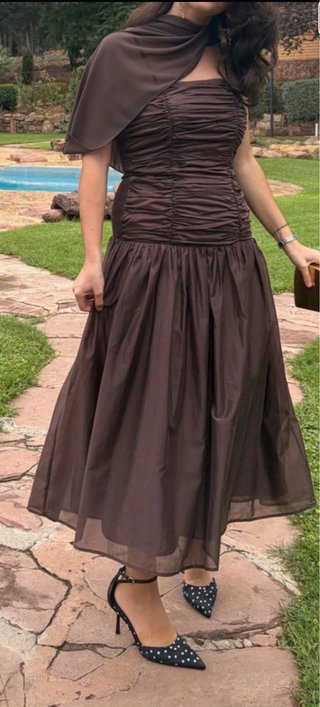 Vestido de invitada marrón