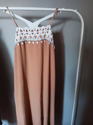 Vestido beige con detalle de encaje