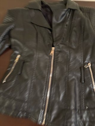 Chaqueta de cuero negra, con cuello se pone y se q