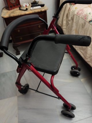 Andador con 4 ruedas y asiento