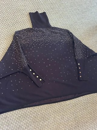 Jersey poncho cuello alto negro con brillo y...