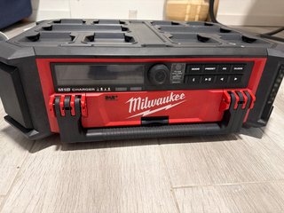 Altavoz y Cargador Milwaukee M18