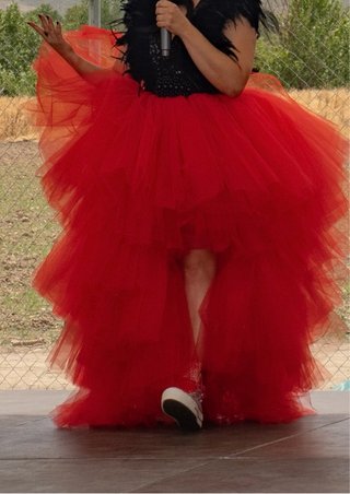 Falda de tul asimétrica roja de fiesta.