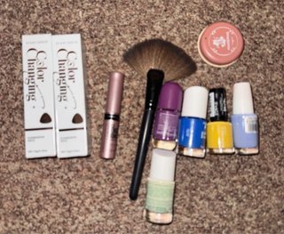 Lote de Maquillaje y Esmaltes