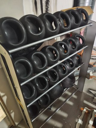 Estantería O'Live con Kettlebells