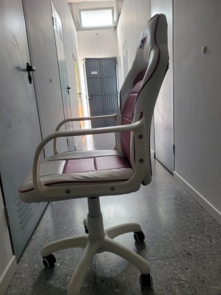 Sillón de oficina blanco y rosa