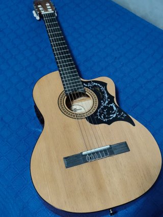 Guitarra Clásica con Cutaway