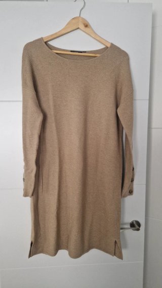 Vestido de punto beige con botones
