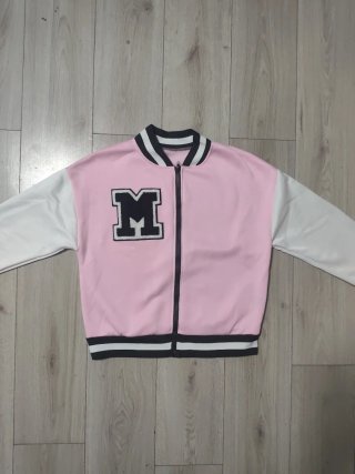 Chaqueta estilo varsity rosa y blanca