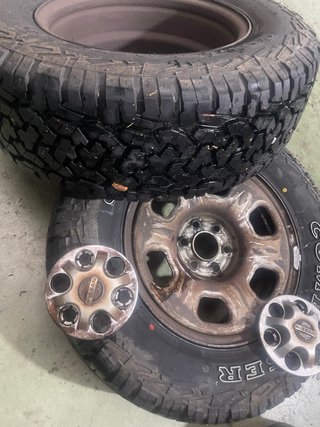 Llantas Nissan navara d40 con neumáticos nuevos