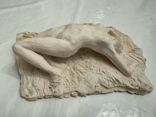 Escultura Figurativa - Figura Humana Recostada
