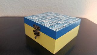 Caja de madera decorada a mano
