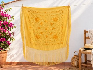Mantoncillo Amarillo con Bordados