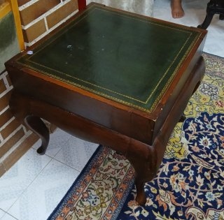 Mesa Auxiliar de Madera con Sobre Verde