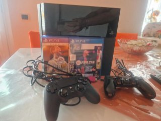PlayStation 4 con 2 controller e 2 giochi