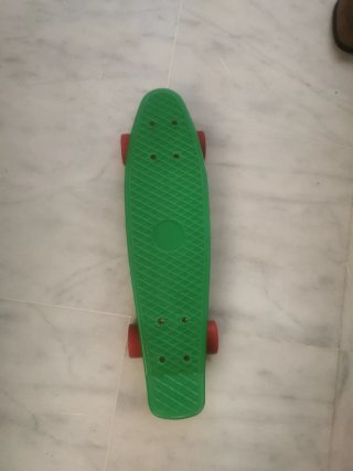 Mini cruiser skate verde con ruedas rojas