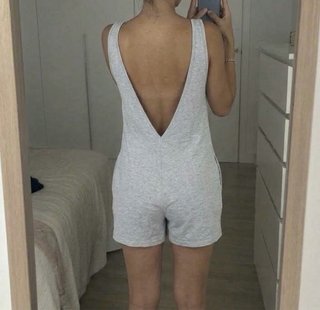 Mono corto gris con espalda descubierta