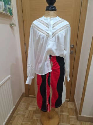 Conjunto Blusa Blanca y Falda Estampada