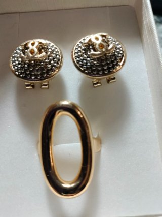 Conjunto de pendientes y anillo