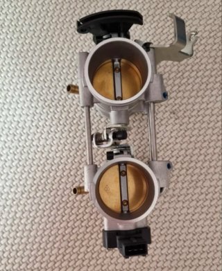 Cuerpo de mariposa BMW F800R.