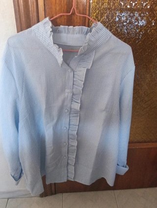 Camisa de vestir con volantes