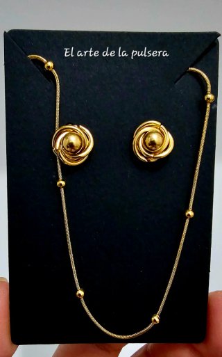 Juego de collar y pendientes dorados