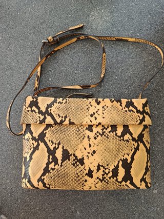 Bolso con estampado de serpiente