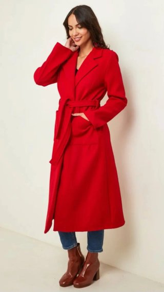 Abrigo largo rojo con cinturón