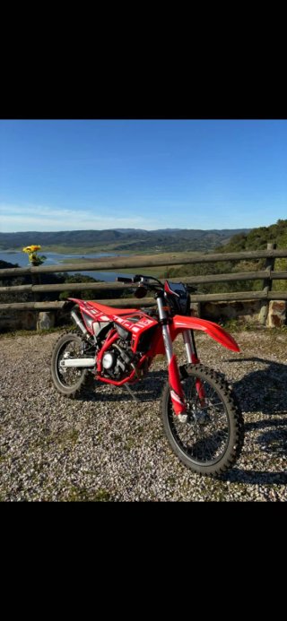 Moto de Enduro Beta RR Roja