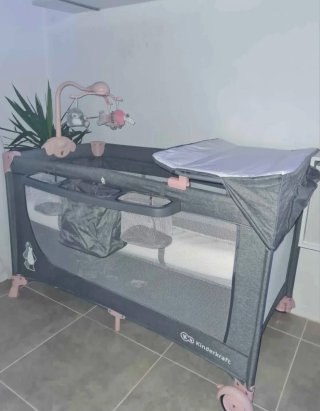 Cuna de viaje Kinderkraft gris y rosa COMPLETA