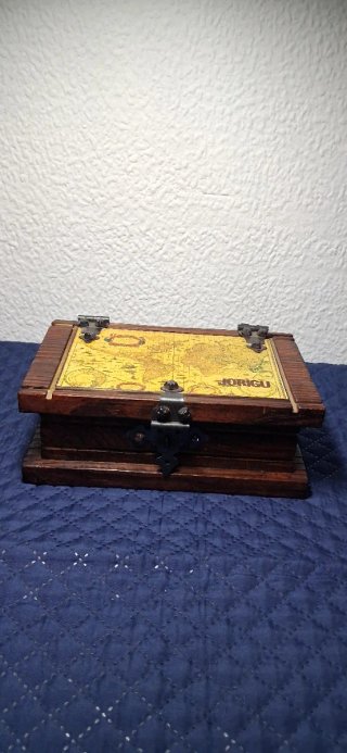 Caja de Madera con Diseño de Mapa