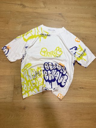 Camiseta Zara con Estampado de Grafitis