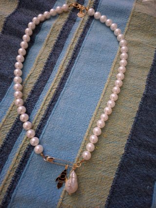 Collana con perle e ciondoli