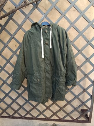 Chaqueta con capucha verde oliva