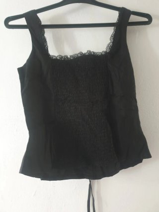 Top negro con detalle de encaje