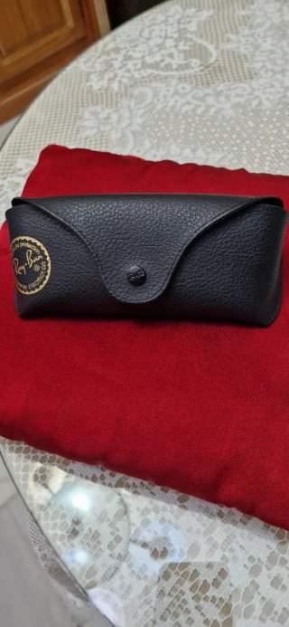Funda para gafas Ray-Ban negra y bayeta de limpiez