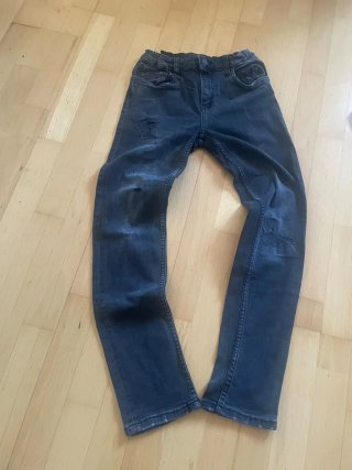 Pantalón vaquero negro con detalles de roto